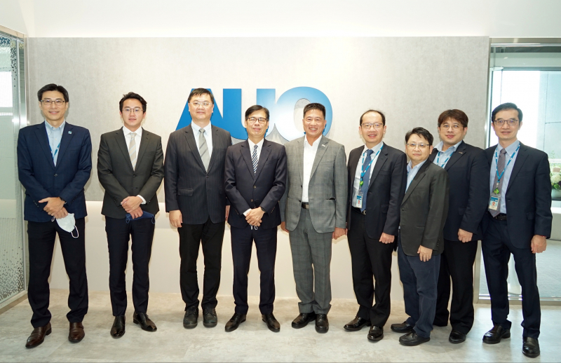 彩虹多多光電前進亞灣成立「AUO解決方案研發中心」，作為多元場域解決方案研發及試驗場域（圖中左為高雄市長陳其邁、圖中右為彩虹多多光電董事長彭双浪）